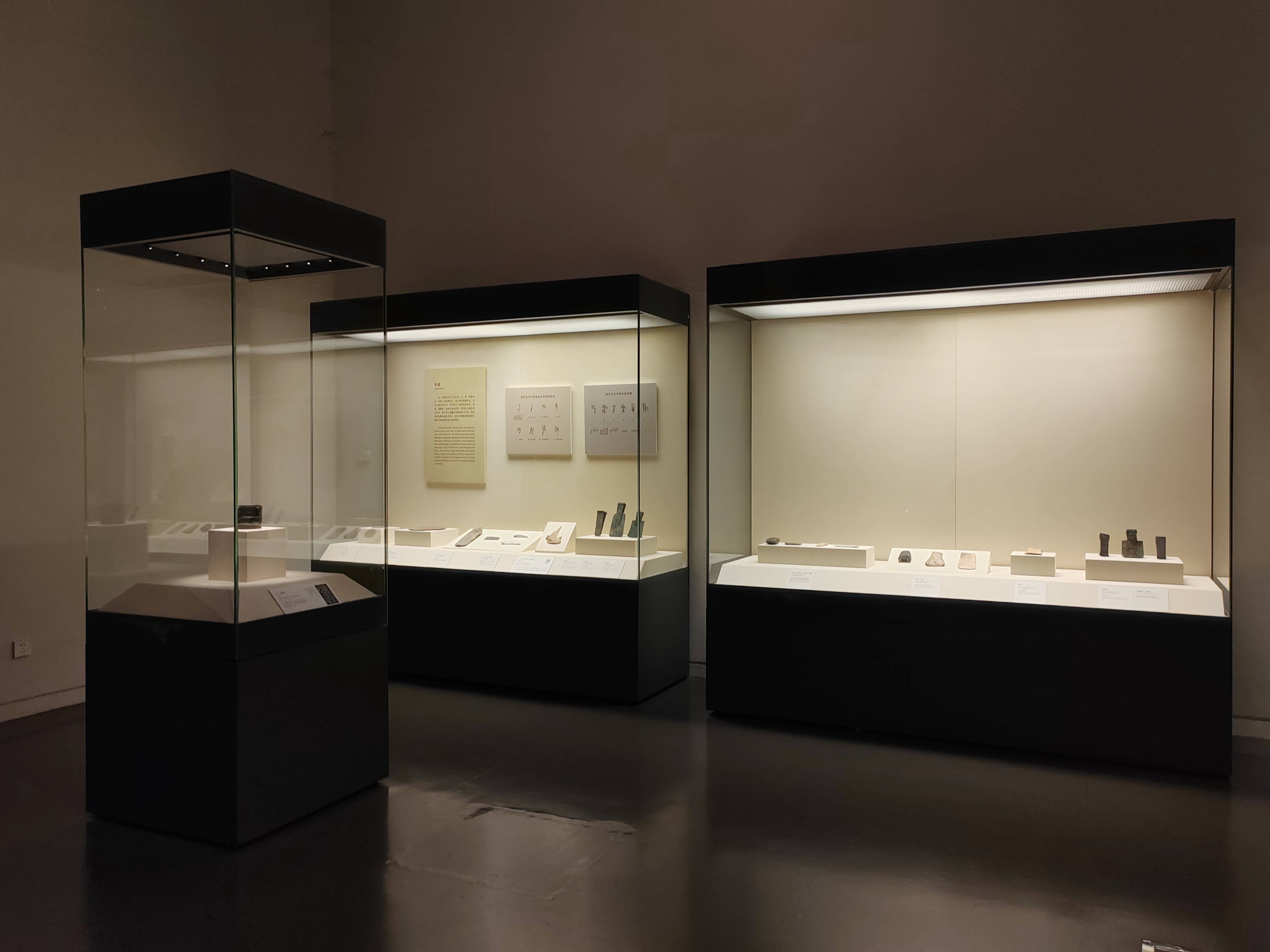 博物馆展柜低反射夹胶玻璃的清理方式和注意事项