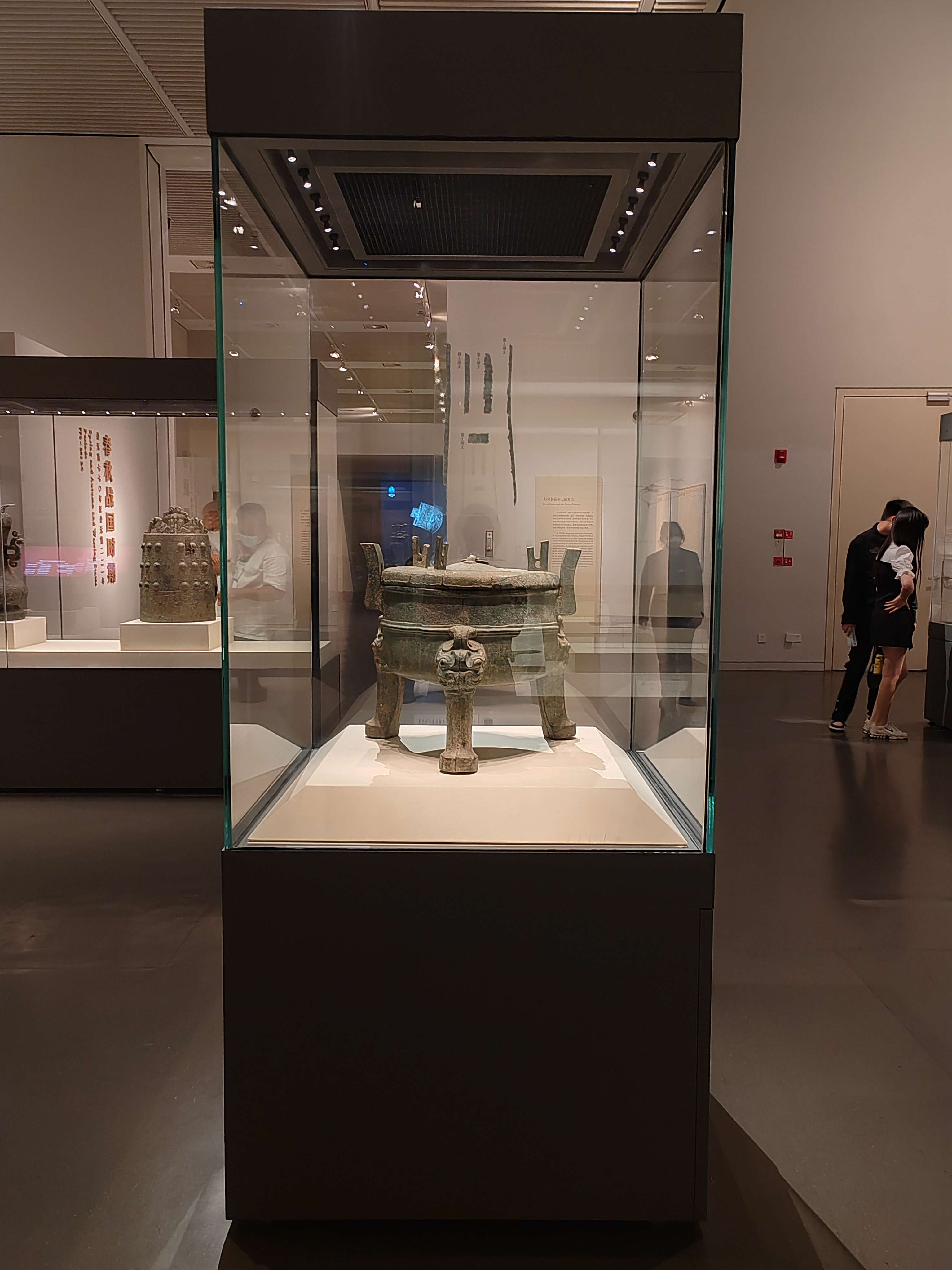 博物馆展示柜使用的是什么玻璃？